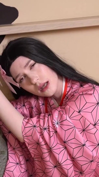 Anime Chan föll i händerna på en man med en enorm kuk och knullades av honom