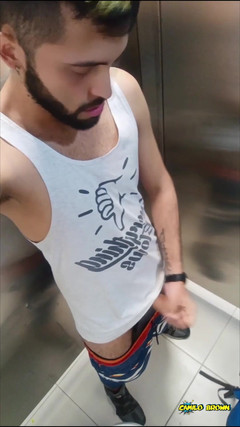 Camilo Brown: Gran polla latina arriesgada masturbándose en el baño del centro...
