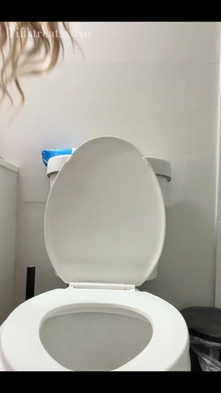 Tiffstreatsxoxo: Peeing from behind