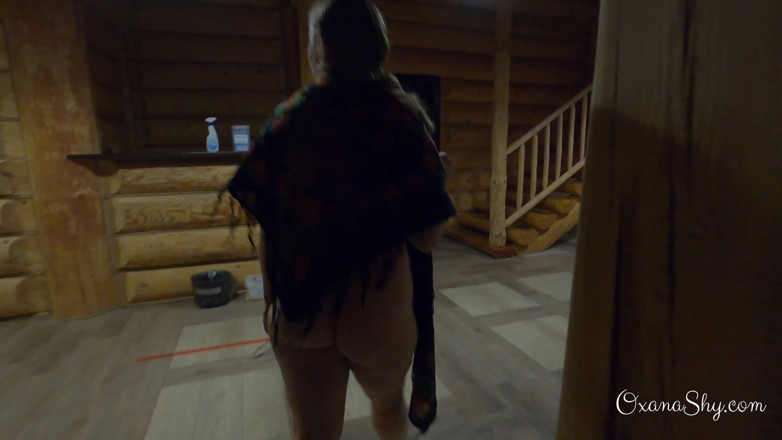 MILF Oxana: À la recherche de deux bites à sucer !