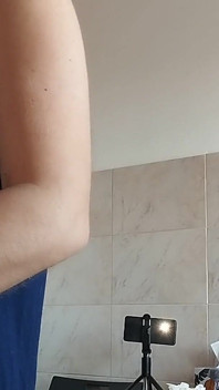 Behaarte brünette muschi, dicke titten, sinnliche behaarte Frau in der Küche.