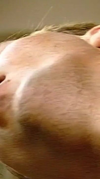 Iubita mea brunetă sexy mă înșală cu cea mai bună prietenă a mea
