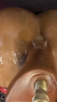 Uległe dno jebana przez BBC Dildo Machine - intensywny trening analny