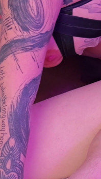 Selvagem tatuada cadela Alexxa Vice é fodida em sua meia-calça por cara com bwc