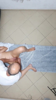 Bác sĩ lợi dụng sự ngây tội của bệnh nhân và lấp đầy mông của cô ấy
