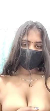 La ragazza mostra e preme le sue tette durante la videochiamata