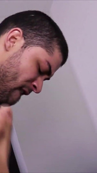 Mi faccio scopare da un grosso cazzo nel mio divano