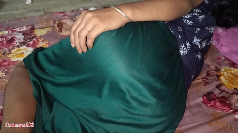 Cutegf: दोस्त की आकर्षक पत्नी जोरदार चूस रही है।