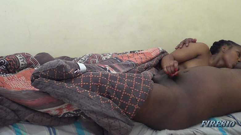 Fire810: Chơi cu và vuốt ve trong khi hôn sâu, sau đó...