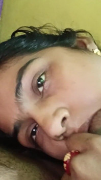 Bini desi India dalam pakaian kuning menunggang zakar - blowjob buatan sendiri & seks cowgirl