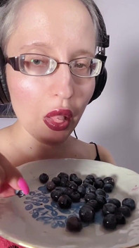 Estoy comiendo deliciosos arándanos grandes