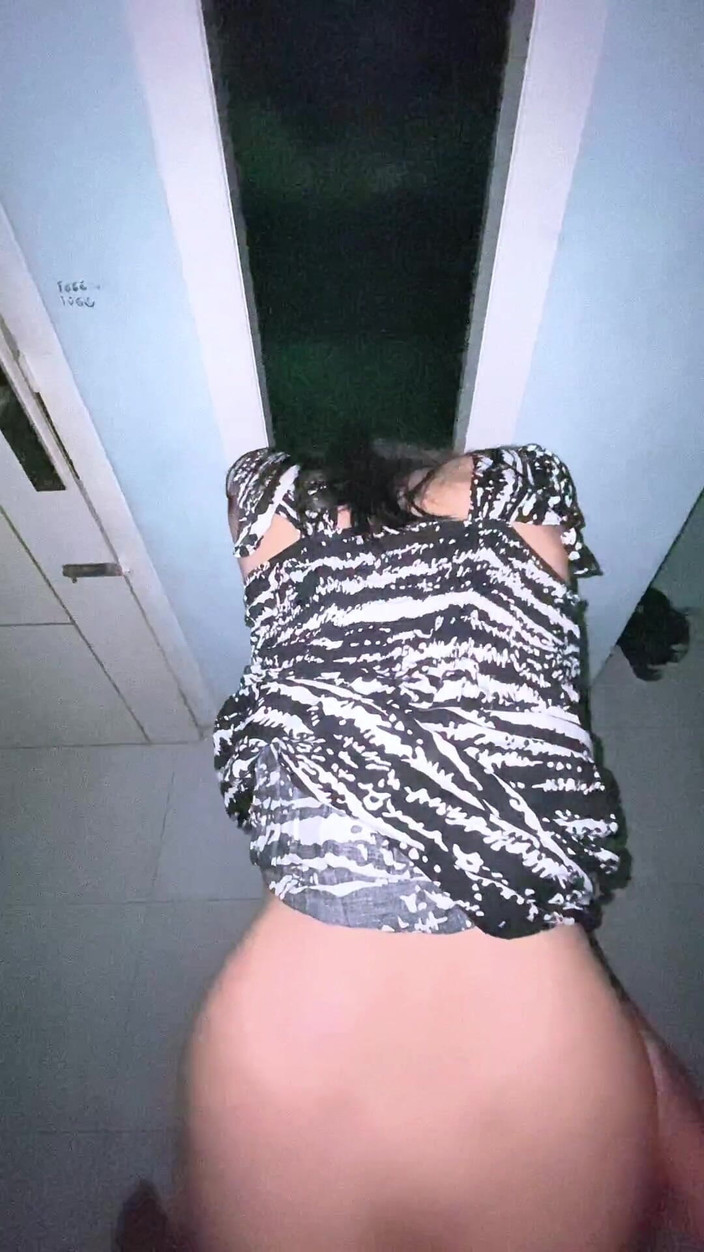 Bella Ivanka: Baví se v obývacím pokoji a dokonce nakukuje na sousedy