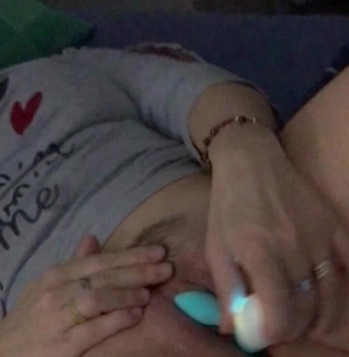 Lucky70: Ma femme essaye les nouveaux jouets sexuels avec grande satisfaction