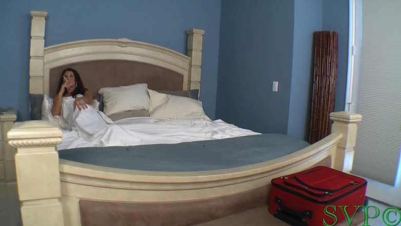 Big tit MILF'S GILF'S and girls: 大奶子和性感屁股继母不得不与她的继子分享一个房间