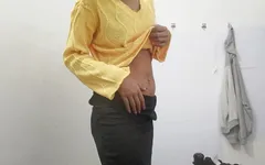 वाह वह चूत में ऊँगली कर रही है और वाइब्रेटर स्वयं वीडियो