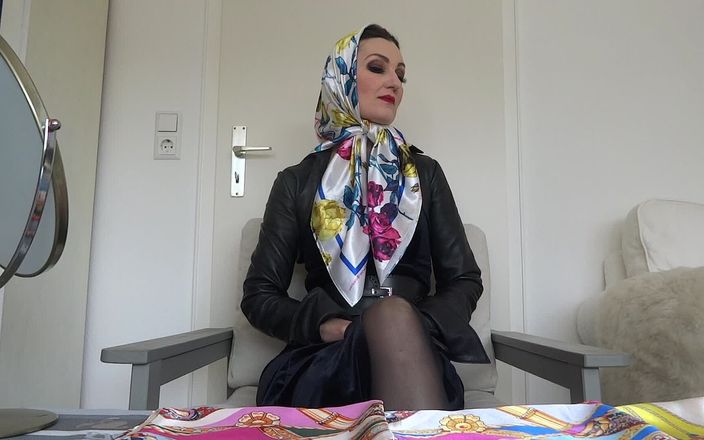 Lady Victoria Valente: Satin headscarves mới đeo thanh lịch