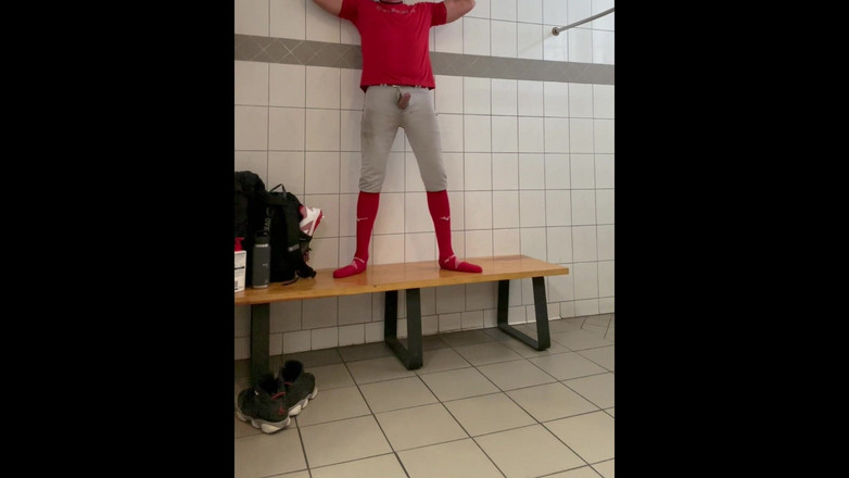 JockDad87: Alpha fun dans le vestiaire avec Jockdad87 en tenue de...