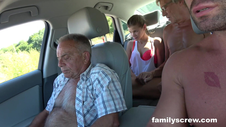 Family Screw: Pouliční holka šuká se synem od familyscrew