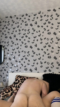 Sissy cuck echtgenoot in visnetten neukt vrouw terwijl ze hem verbaal vernedert