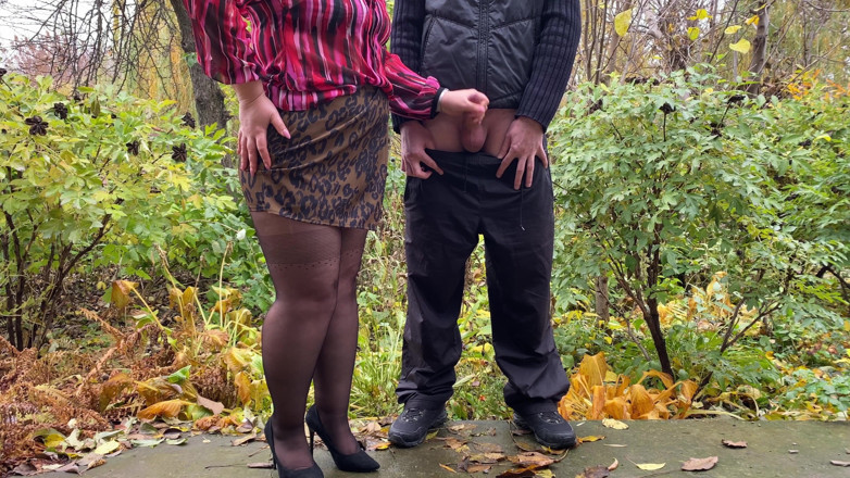 OurFetishLife: Kurvige MILF nimmt tiefe kehle im freien