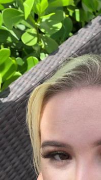 Jiran blonde kecil molek Aria Banks datang untuk seks dengan jiran