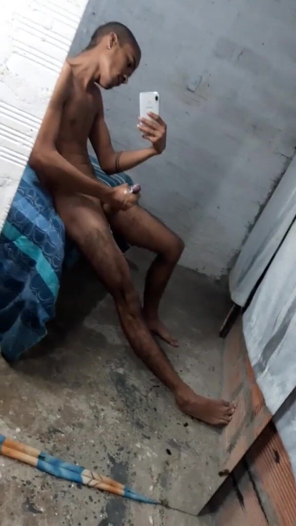 vergar4_daviid: Junger mann wird geil, während er sich vor dem spiegel...