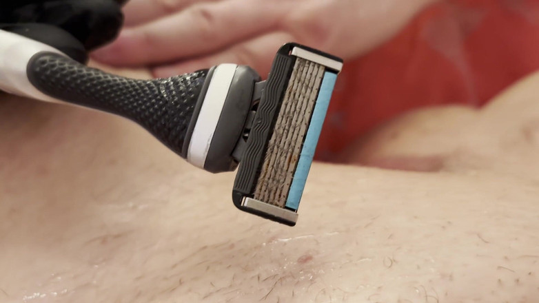 MissFFW: Knulla knopp rakar min fitta innan jag fingrar på min...