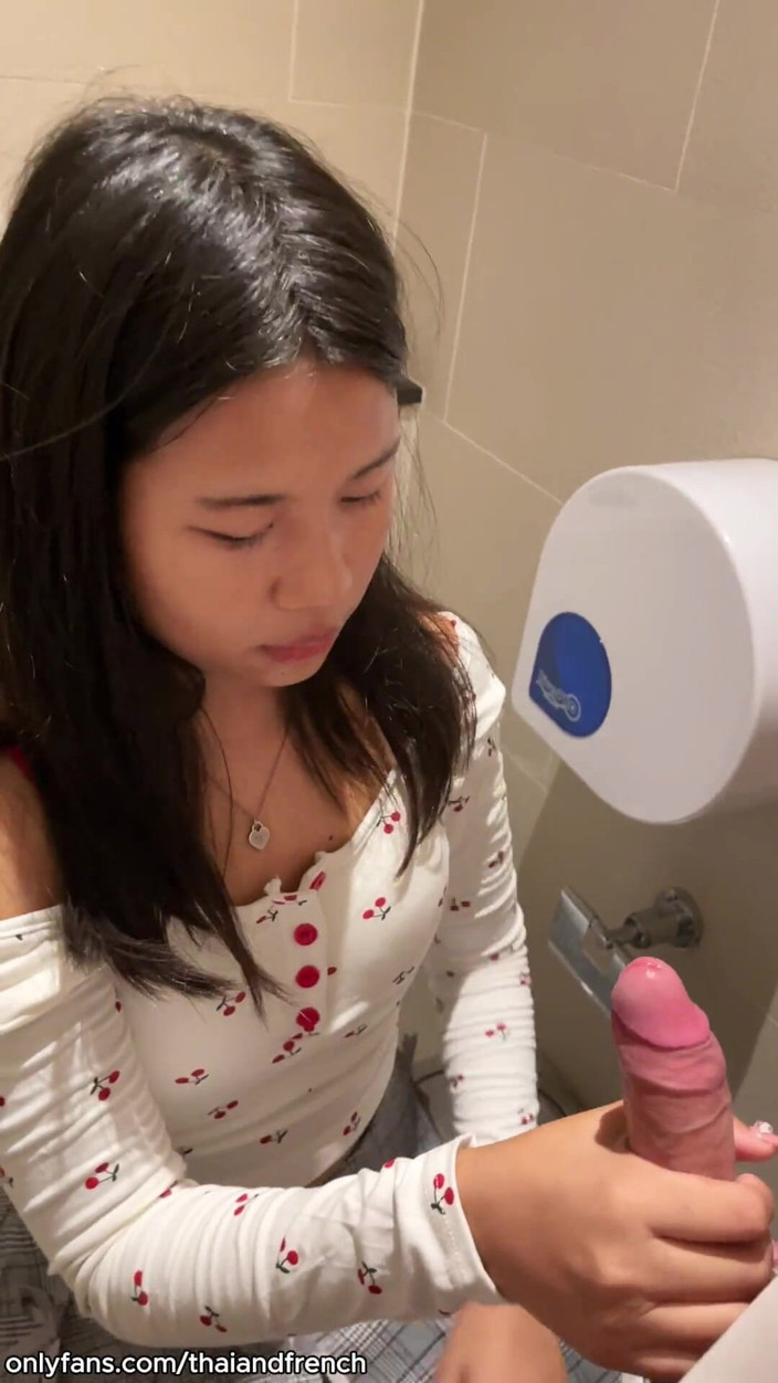 ThaiAndFrench: 18 Years Old Asian Suck Me in Public Restroom