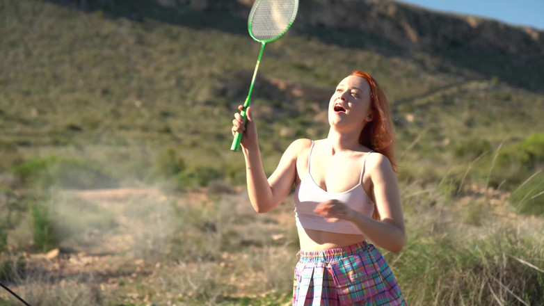 Alice Klay: Nenorocit de badminton. Două fete dezbrăcate în natură după meci