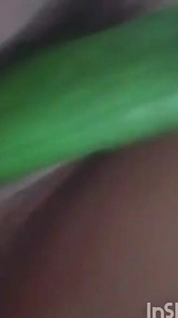 Pela primeira vez, eu a fodi colocando pepino na buceta dela