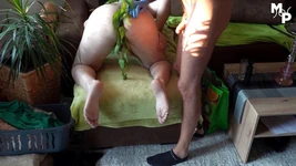 Traitement anal extrême avec des orties qui démangent