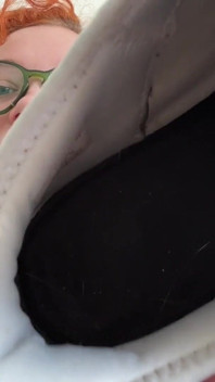 Chica mala manipuladora te hace oler sus zapatillas apestosas