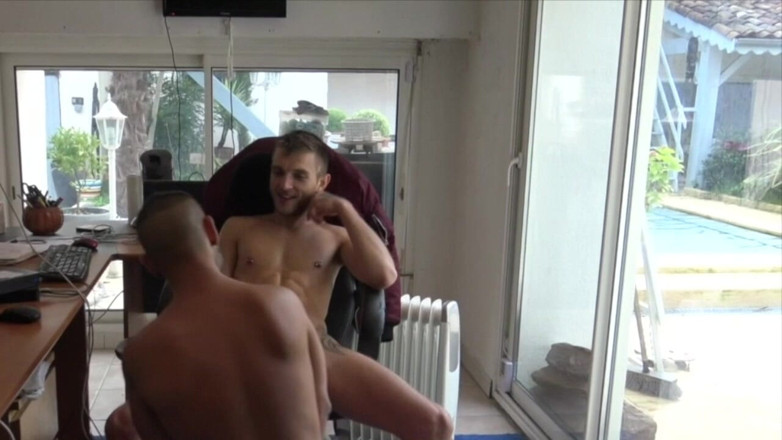 French bareback porn made in Paris: रंडी की उसके दोस्त द्वारा चूत में वीर्य बड़ा लंड