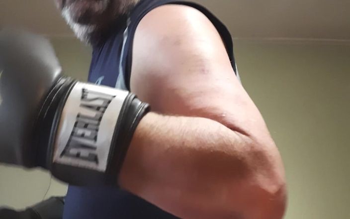 Combat and fetish: Zilveren papa boxer vs. Jobber!