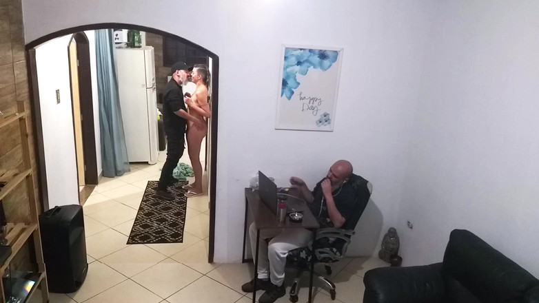 Gabi SweetCouplesStories: Пока муж работает, жена в полотенце приветствует курьера