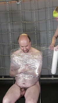 Alternatywna dominatrix używa męskiego sub jako ludzkiej popielniczki