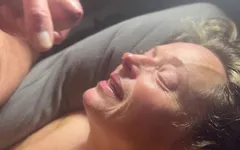 Bini cantik semula jadi, melancap pagi, tetek besar kaki, pancutan muka, hisap batang yang hebat
