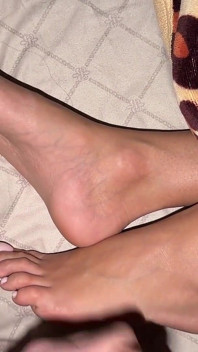 내가 쉬고 있는 동안 내 발에 사정하는 걸 좋아해