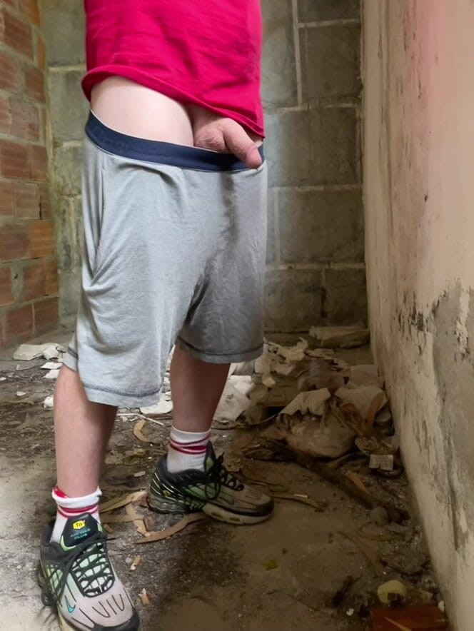 AmateurBoysPissing: Chlapec přistižen při chcaní bez rukou v opuštěné budově