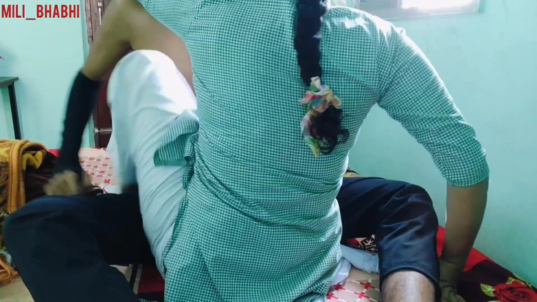 Mili bhabi: Küçük Hintli 18 yaşındaki liseli kız erkek arkadaşına bekaretini vermek için...