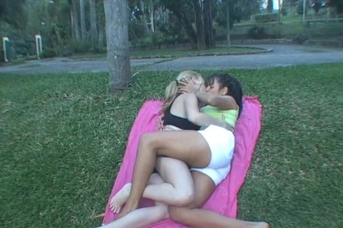 FetishKing: Maratona di baci sexy caldi lesbici