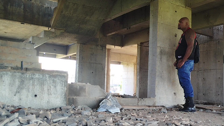 TheBlacKHunterr: Tôi đi tiểu trên công trường và tôi cảm thấy muốn...