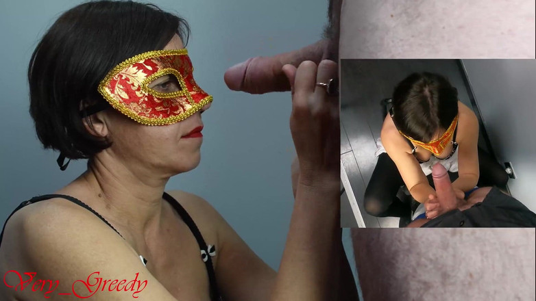 Les Gourmands: Tante seksi dengan topeng merah ini lagi asik nyepong kontol...