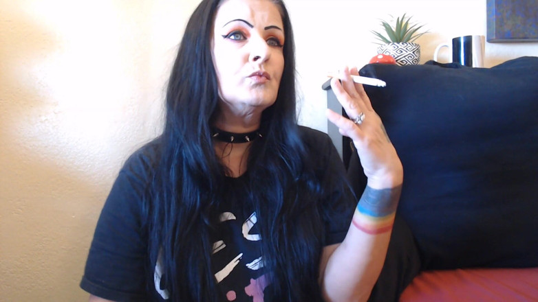 Abby Anna: Fumeur gothique en gros plan
