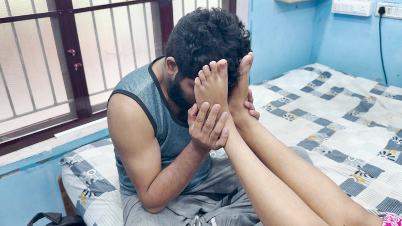 Vaishnavysharunraj: Stiefbruder verführt stiefschwester für fußmassage und fußkuss
