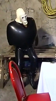 Stăpâne în latex domină bărbați suspendați legați în cauciuc