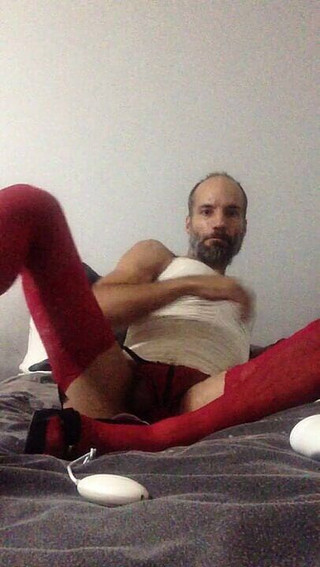 Sissysam: Sissysam v bílých šatech s kachním zadkem s robertkem