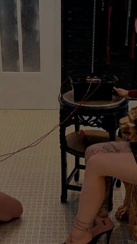 Miss Alessa Milano Shocking E Screaming Electroplay Sulle Sue Ginocchia