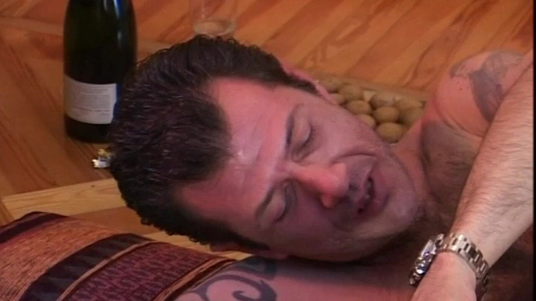 TGIRL ROOM: 在壁炉前与意大利跨性别熟女性交