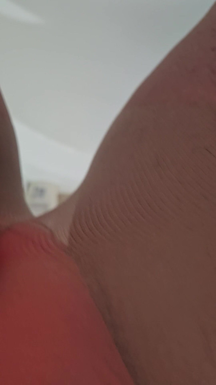 Takepad: Takepad piscio disperato in mutandine assorbente e calze di nylon